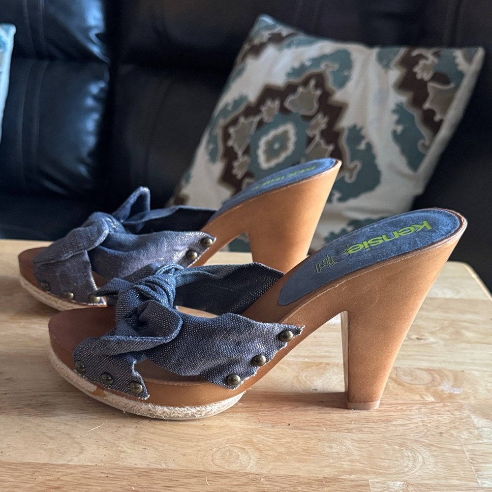 Kensie Girl Metallic Gray Bow Mules - Picture 2 of 3